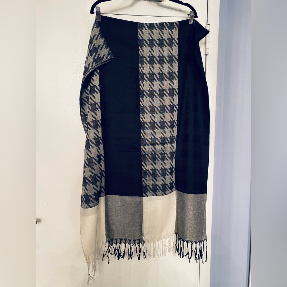 🛍️ 2 for $30! 🛍️ Nicole Marciano large scarf / wrap 🩶